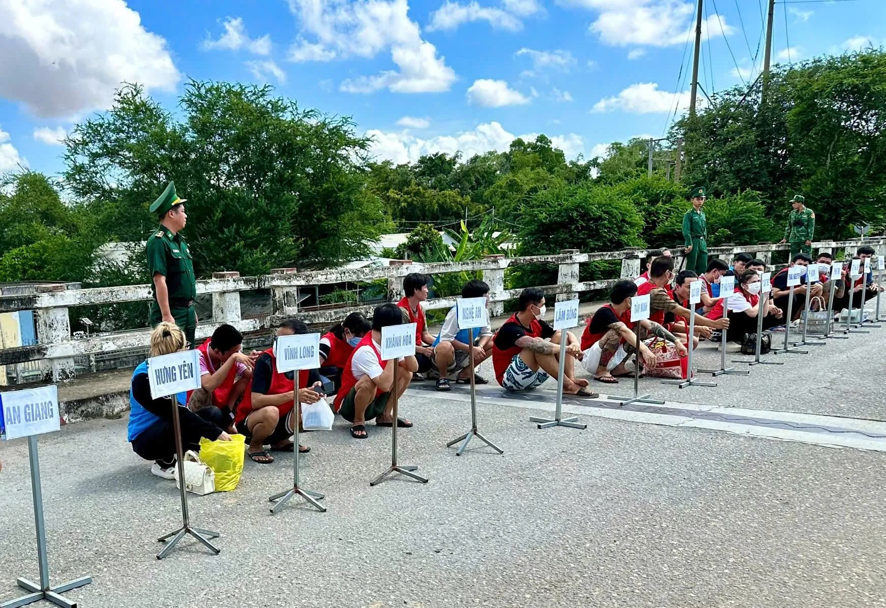 Đồng Tháp tiếp nhận 32 công dân Việt Nam do Campuchia trao trả, ở 19 tỉnh, thành phố