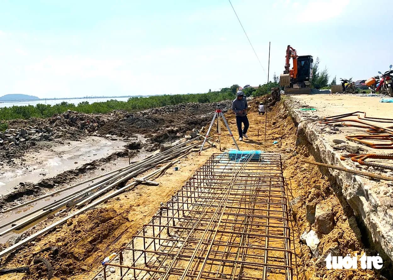 Gấp rút thi công các tuyến đê xung yếu để bảo vệ người dân trước thiên tai