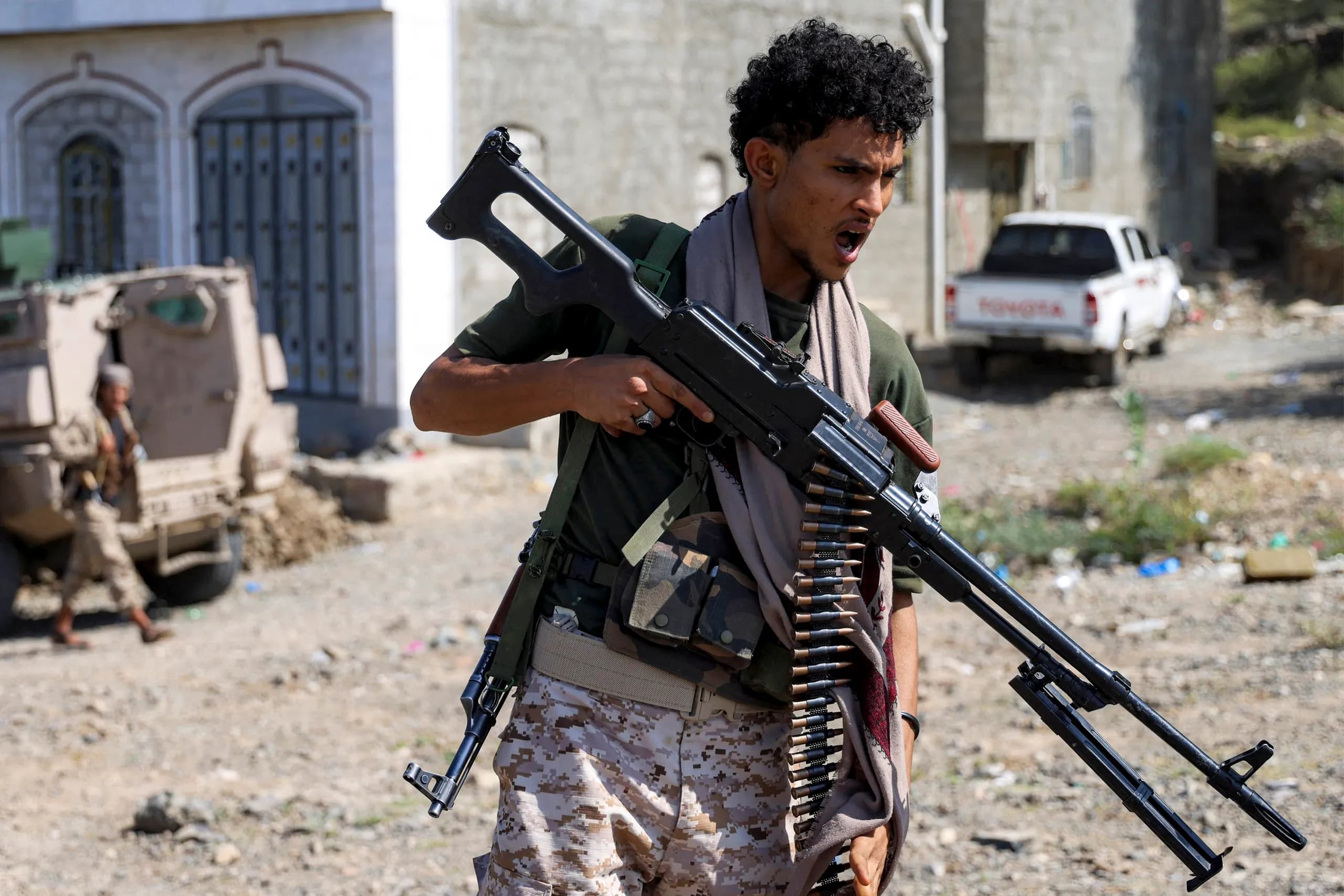 Houthi tuyên bố tấn công trụ sở Bộ Quốc phòng và nhà máy lọc dầu lớn nhất Saudi Arabia