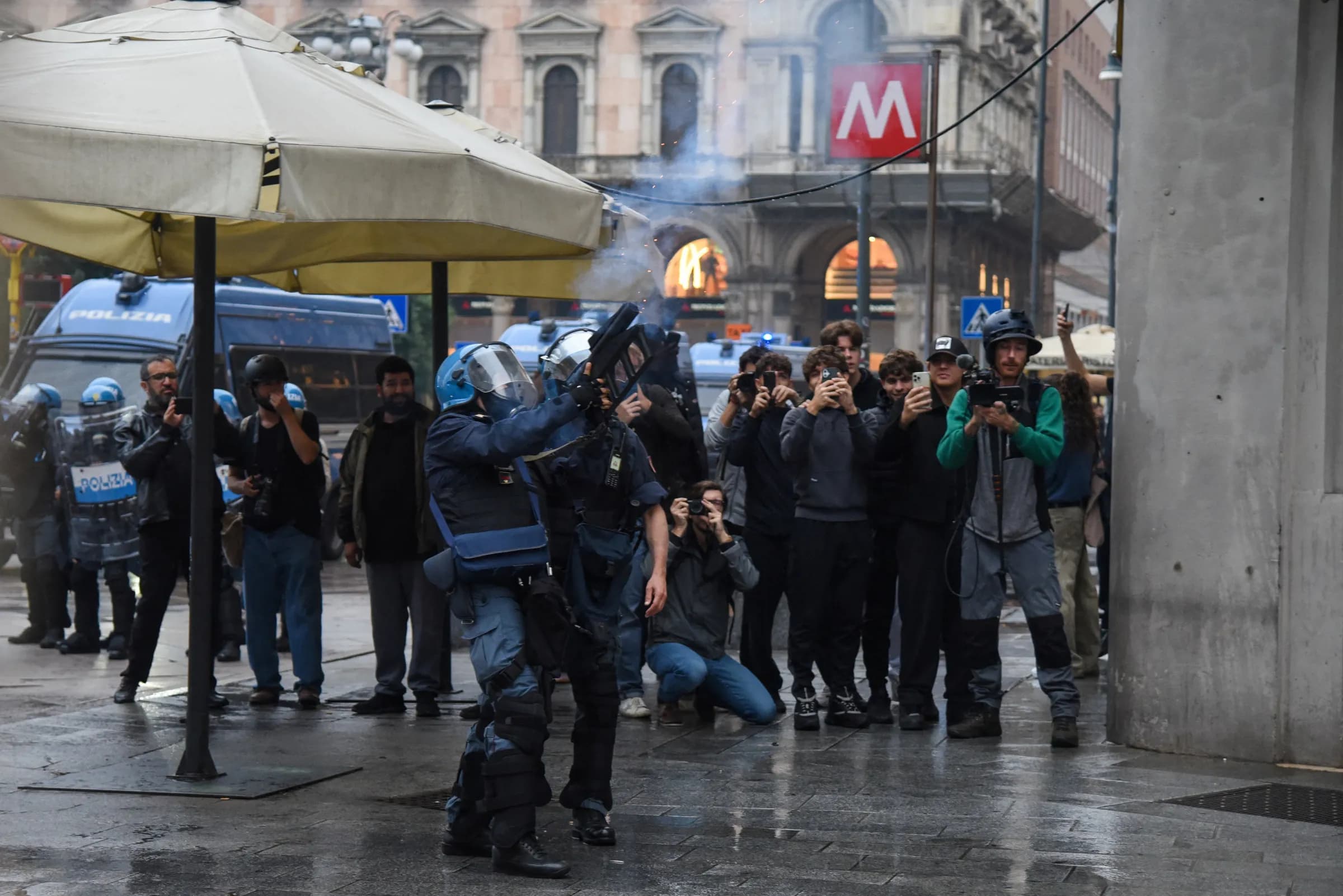 Italy điều 500 binh sĩ tới Milan đề phòng bạo loạn
