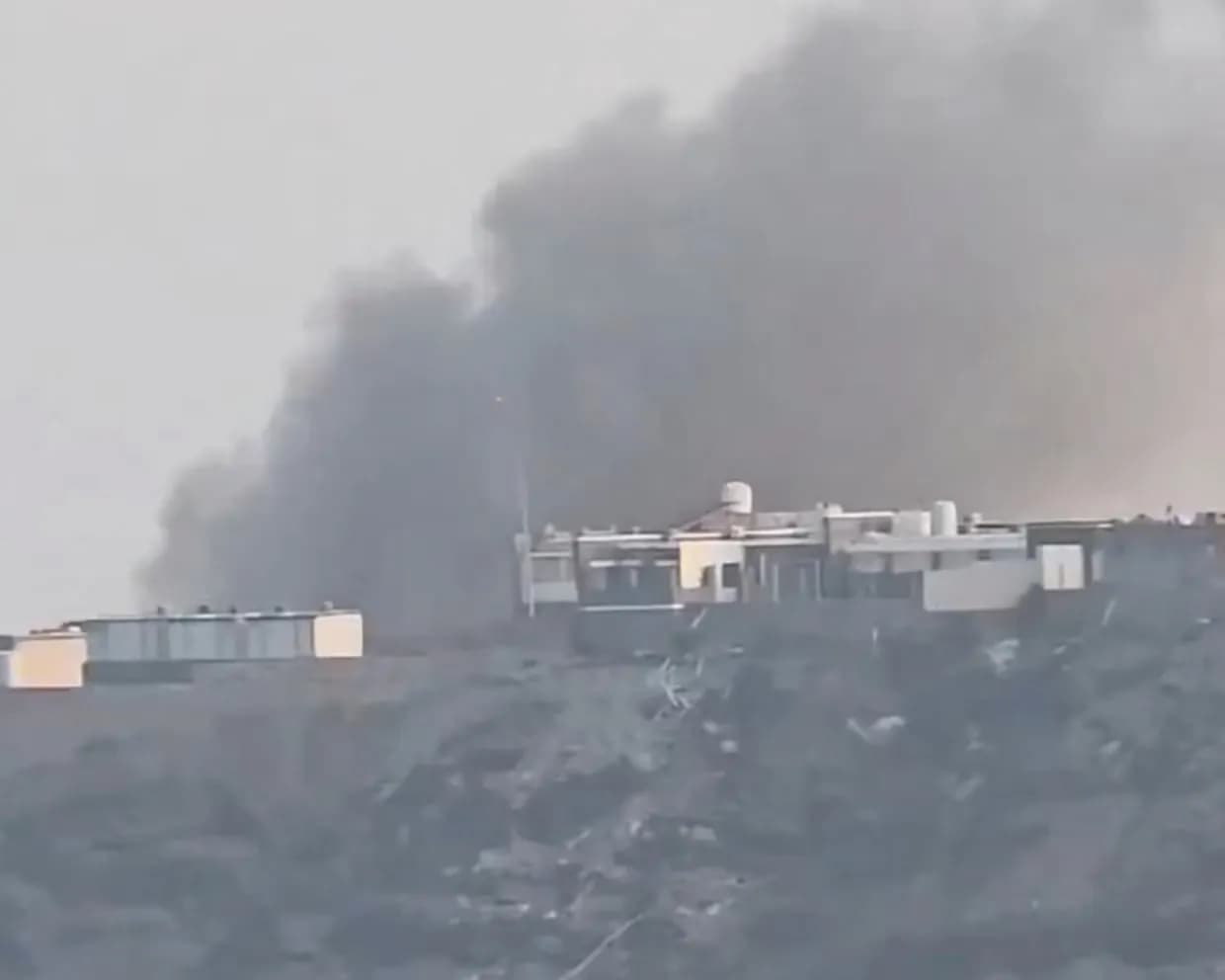 Khoảnh khắc Dinh Tổng thống Yemen trúng tên lửa Houthi