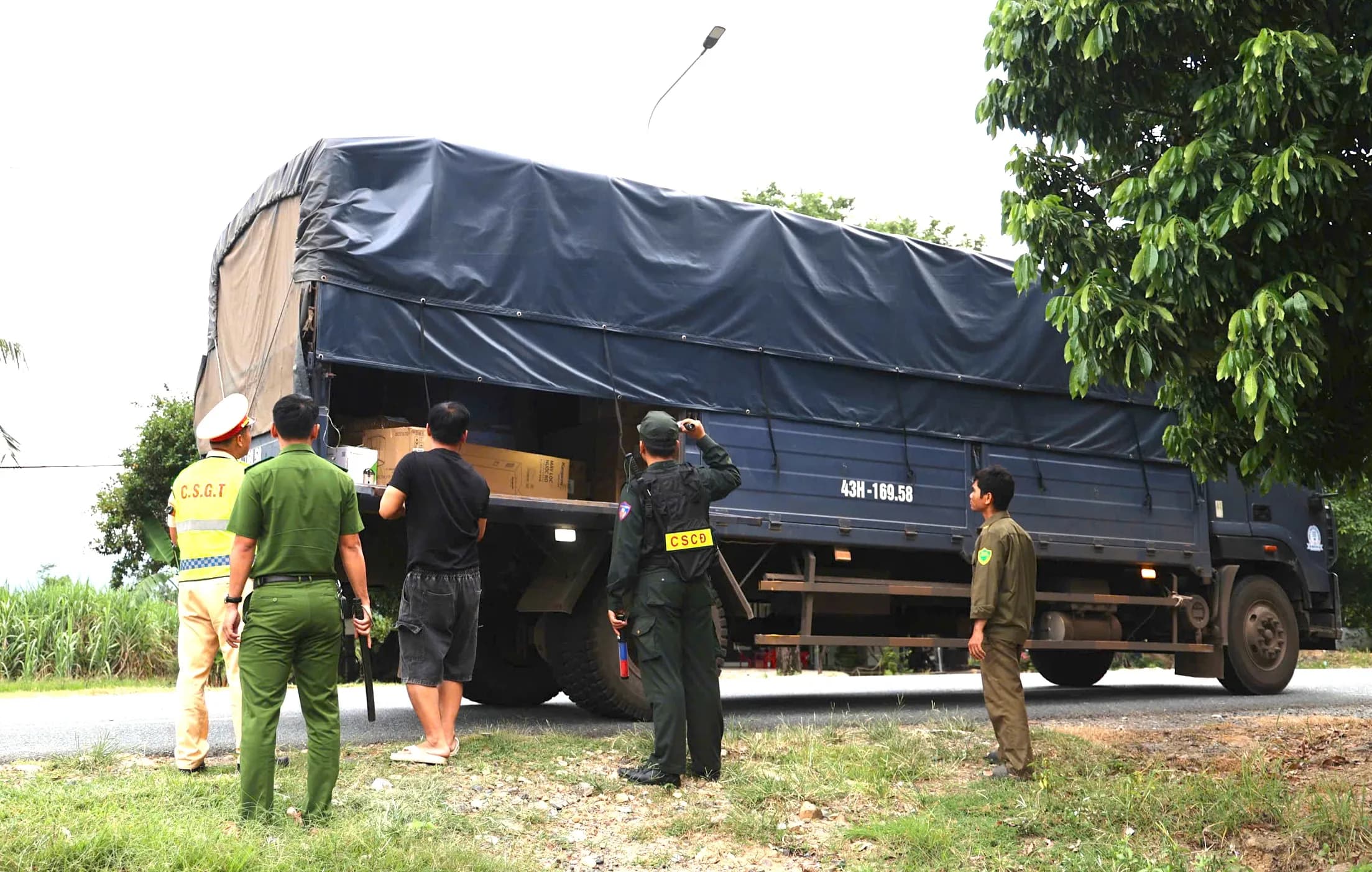 Kiểm soát, chốt chặn trên các tuyến đèo, truy tìm 3 phạm nhân trốn trại A2