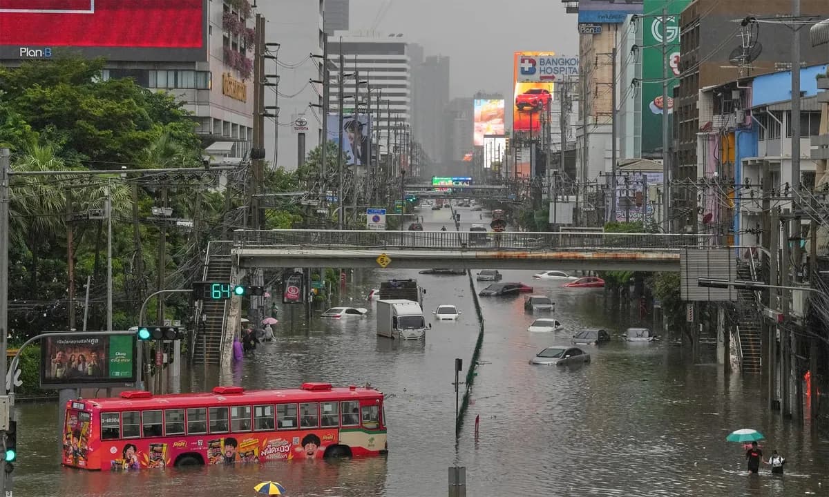 Loạt ôtô bị nhấn chìm trong biển nước ở Bangkok