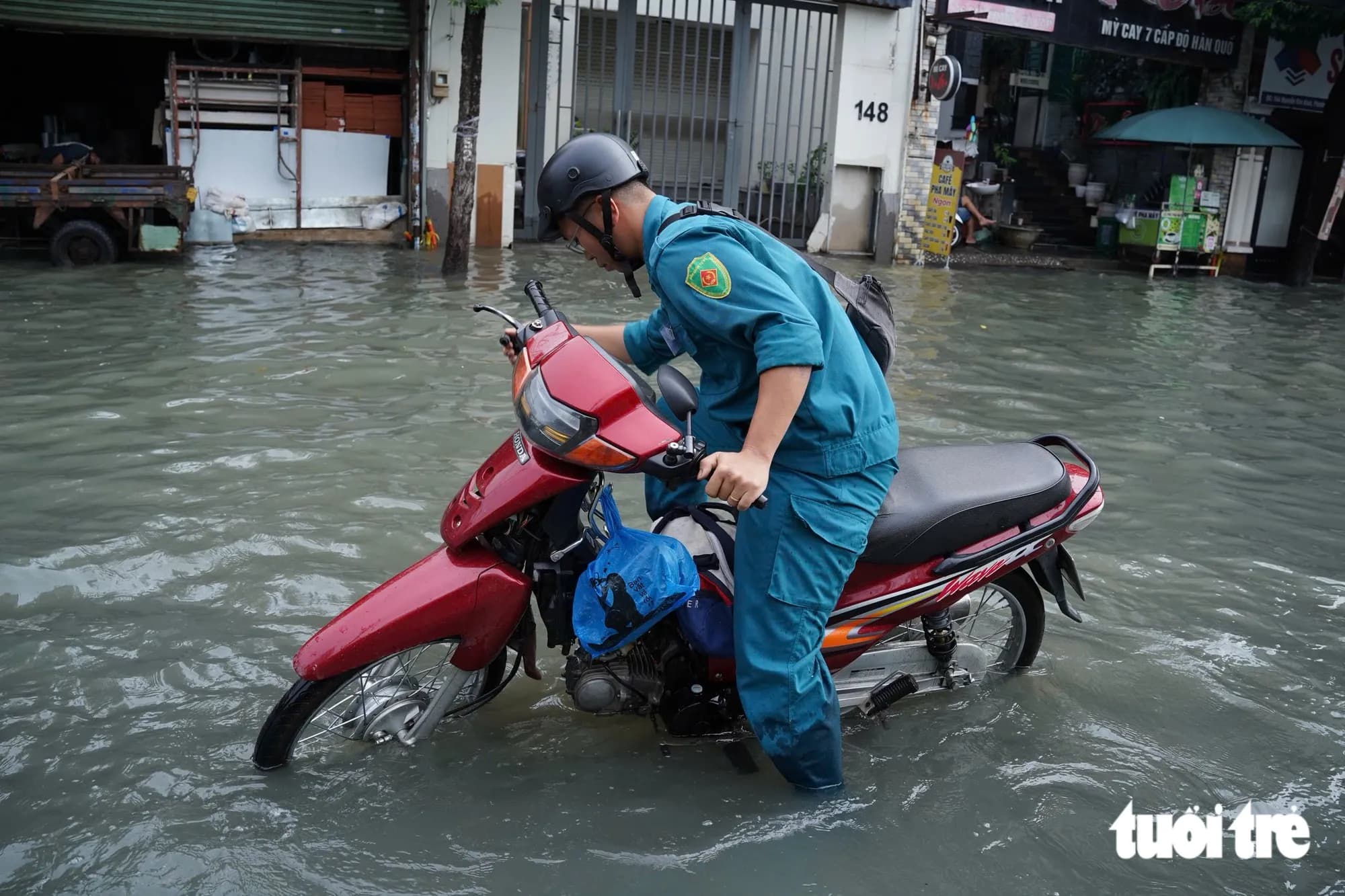 Mưa cả đêm, sáng nay đường Nguyễn Văn Khối, TP.HCM nước ngập mênh mông