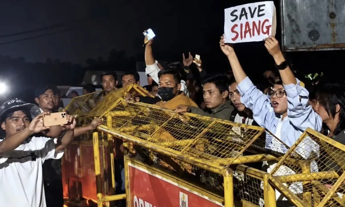 Người Ấn Độ biểu tình, đốt phá để phản đối dự án thủy điện gần Trung Quốc