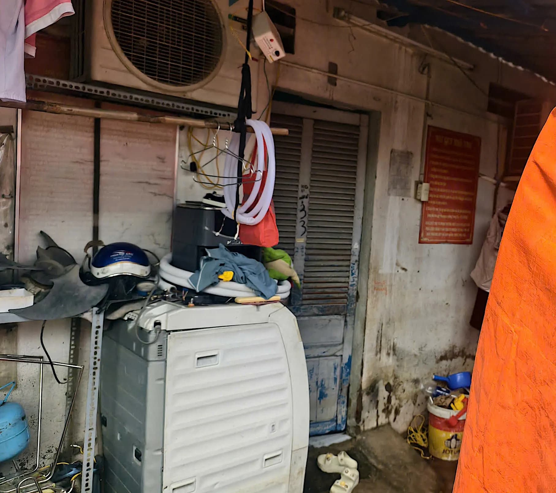 Người đàn ông tử vong nghi do điện giật khi dọn nhà ngập