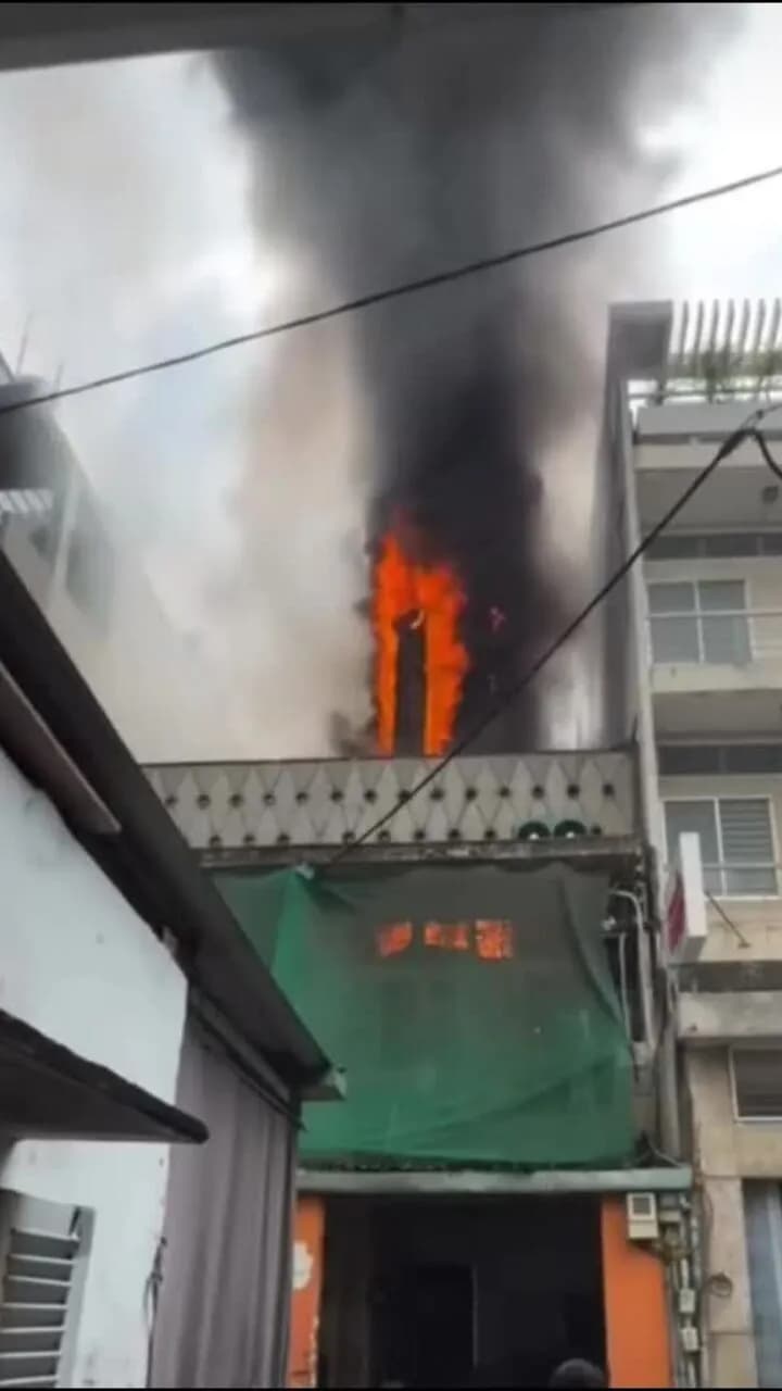 Nhà hai tầng ở TP HCM cháy ngùn ngụt
