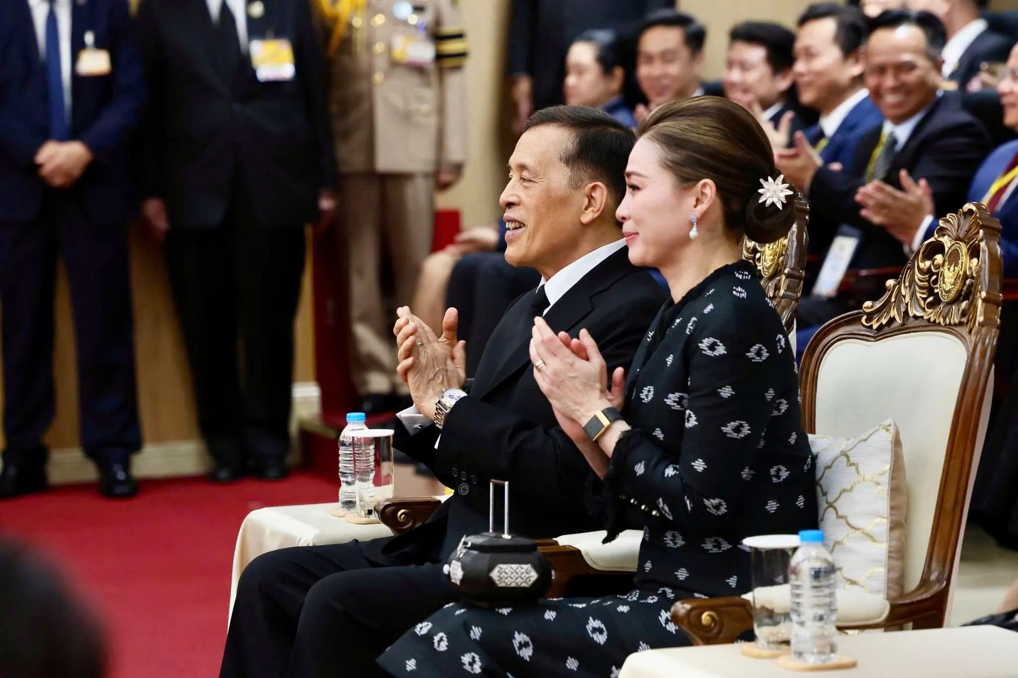 Nhà vua Thái Lan và Hoàng hậu nghe sinh viên Hà Nội nói tiếng Thái