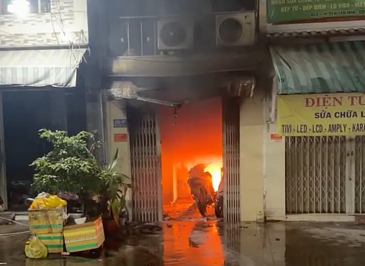 Nhiều xe máy bốc cháy trong nhà ở TP HCM, một người chết