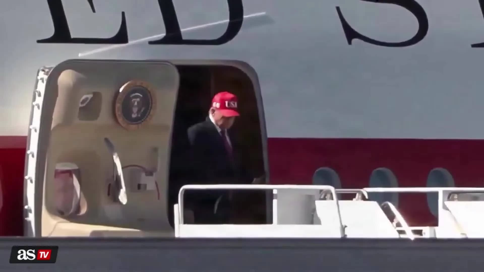 Qatar tặng Mỹ 'cung điện bay' sau khi ông Trump 'hỏi mượn'