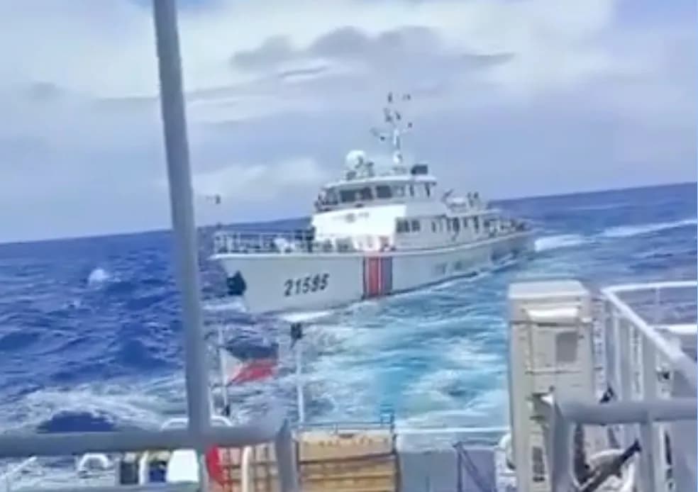 Tàu Trung Quốc, Philippines đâm va nhau trên Biển Đông