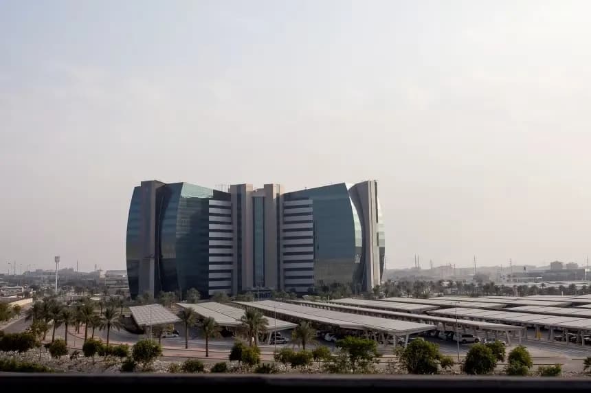 Tên lửa Houthi phá hủy một phần tòa tháp của tập đoàn dầu khí Arab Saudi
