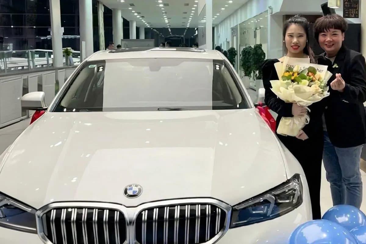 Thương nhân viên đi làm trong giá rét, bà chủ chi tiền tặng xe sang