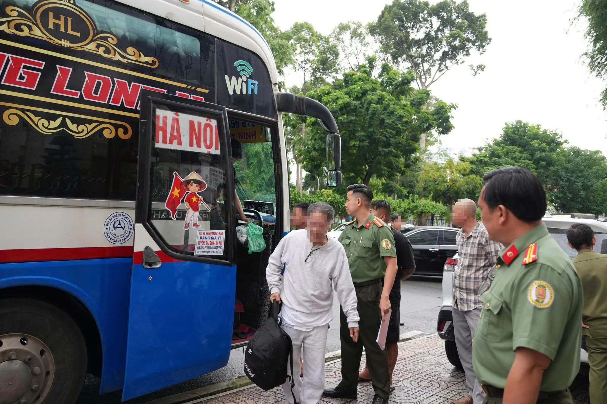 Tiếp nhận 42 người Việt bị Mỹ trục xuất, Công an TP.HCM hỗ trợ tìm người thân, nơi ở