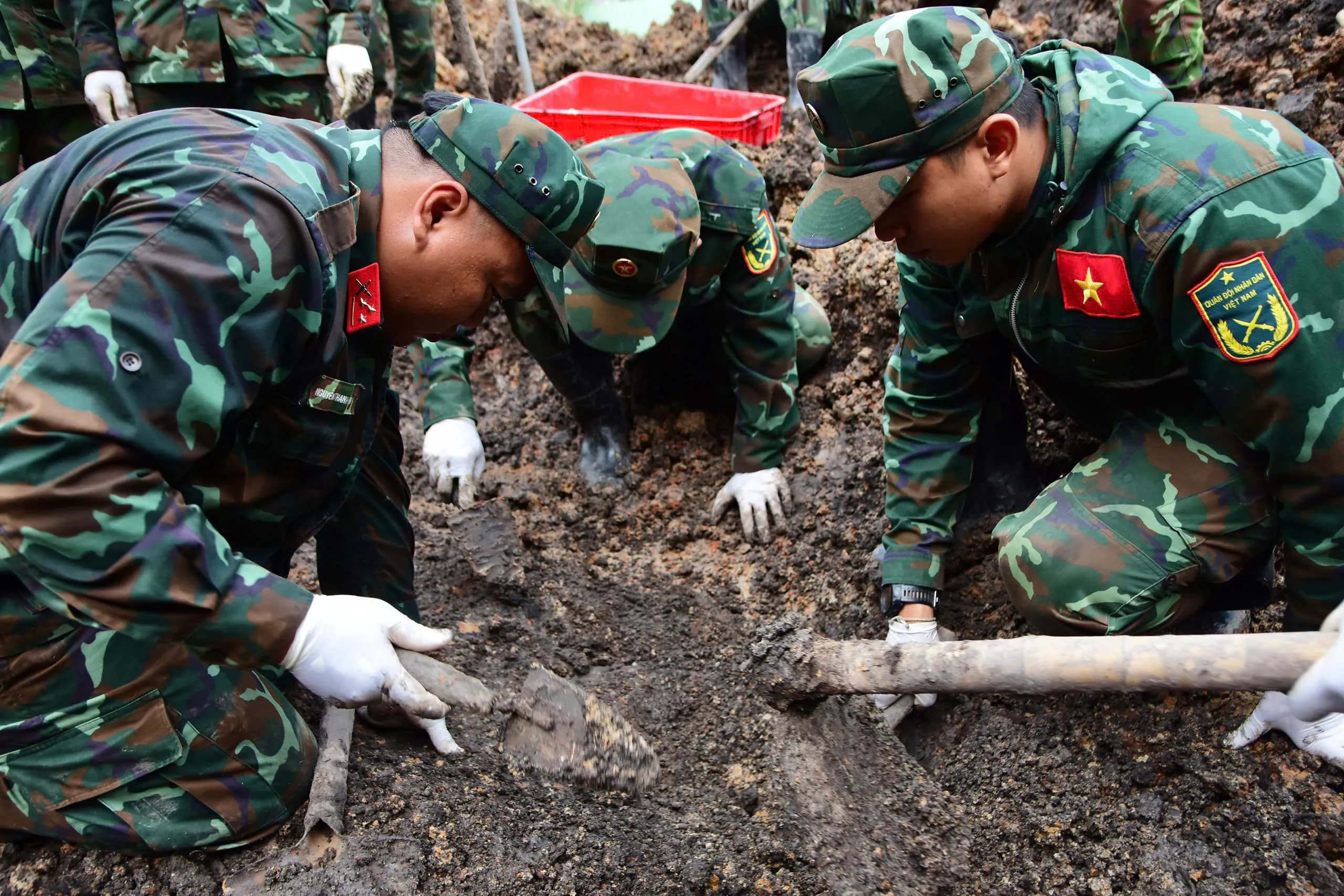 Tiếp tục mở rộng phạm vi tìm kiếm, tìm thấy thêm 8 bộ hài cốt liệt sĩ ở công viên Lê Thị Riêng