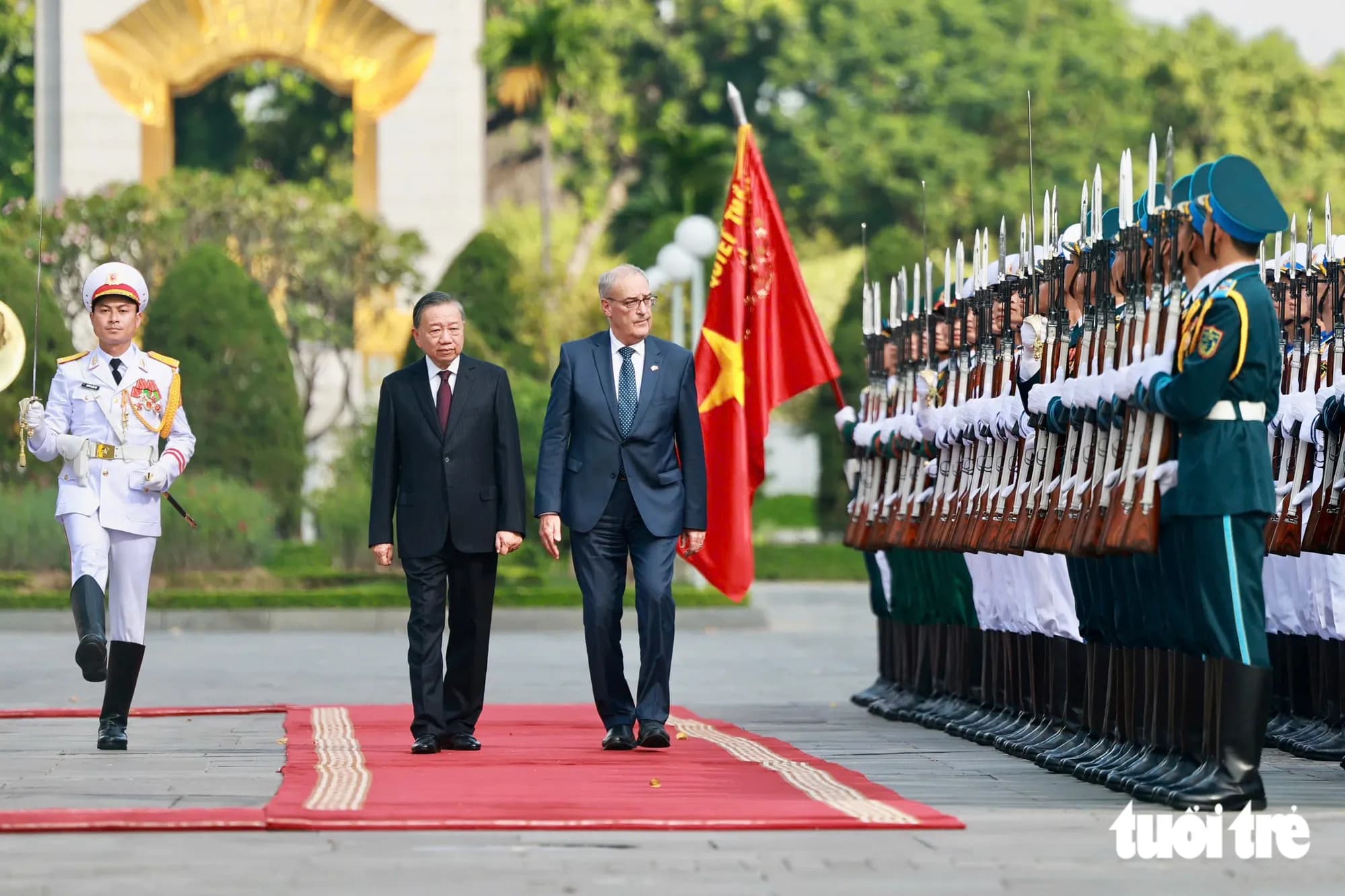 Tổng Bí thư, Chủ tịch nước Tô Lâm đón Tổng thống Thụy Sĩ, hai Phu nhân cùng mặc áo dài