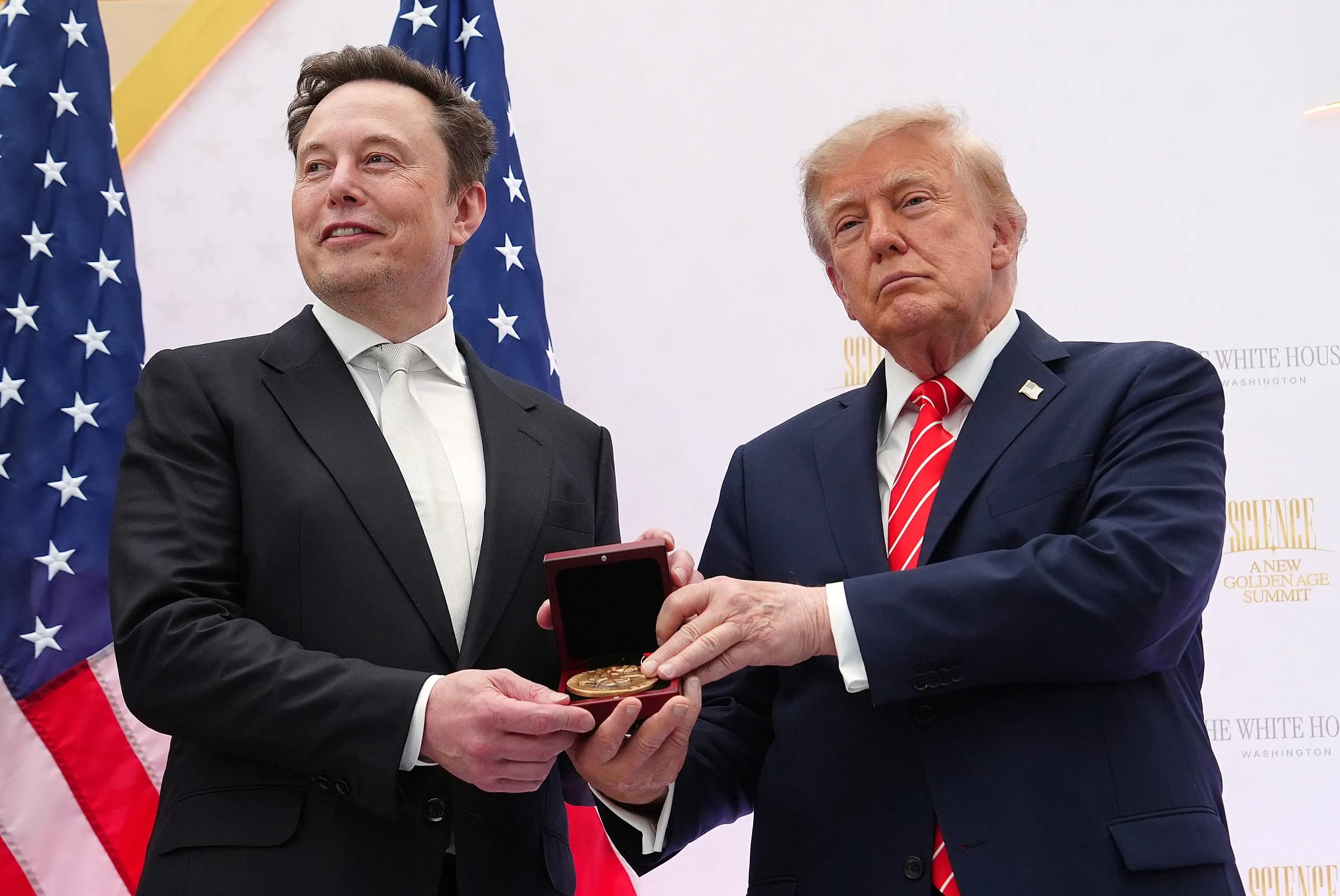 Tổng thống Mỹ gọi Elon Musk là 'báu vật quốc gia'
