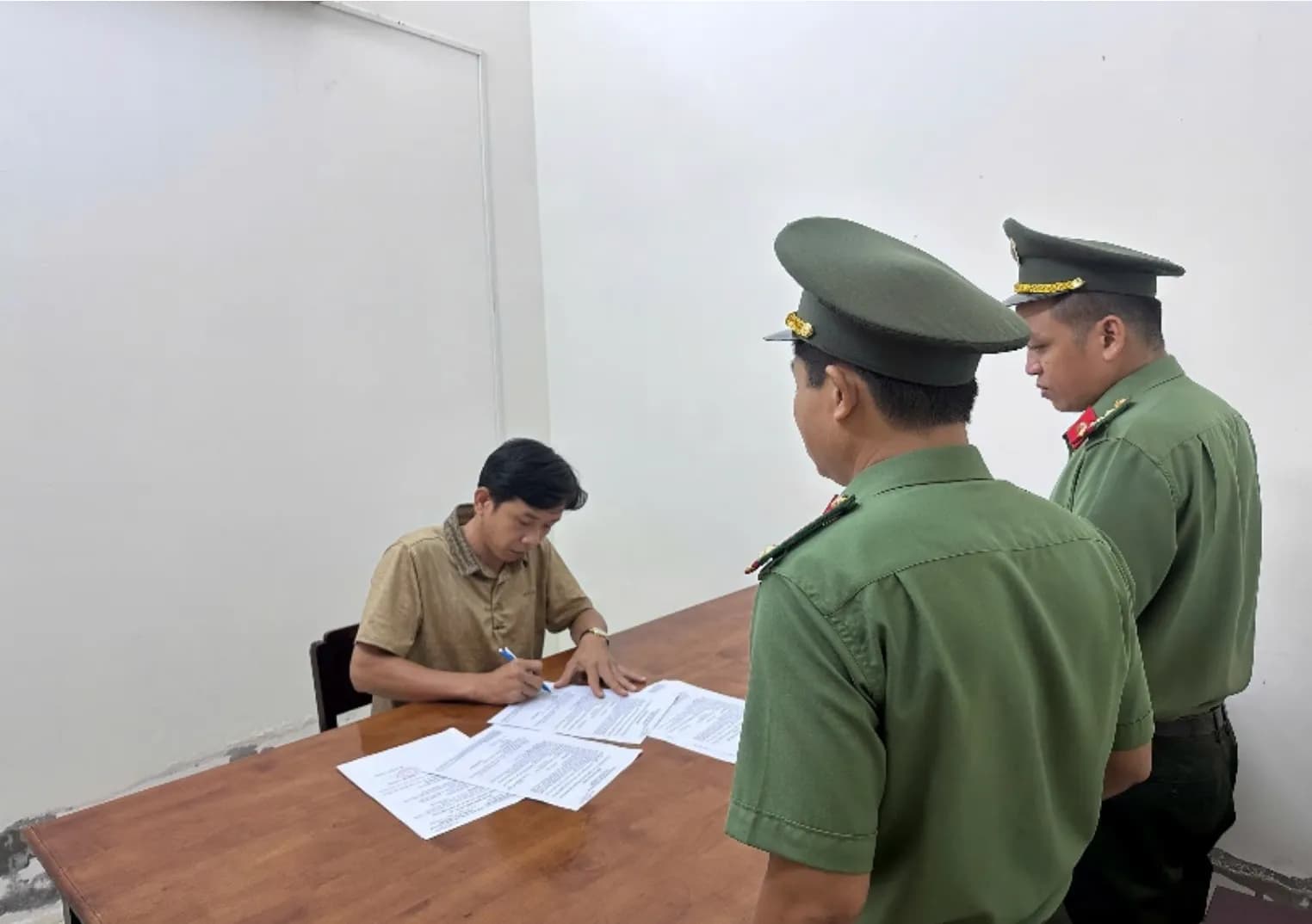 'Từ tờ 500.000 đồng nghi giả mua chai nước, công an lần ra đường dây tiền giả': Khởi tố thêm 1 bị can