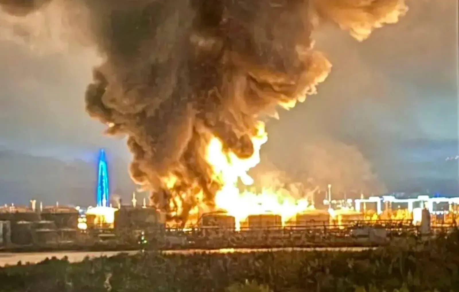 Ukraine tập kích quy mô lớn vào cảng dầu, trung tâm dữ liệu của Saint Petersburg