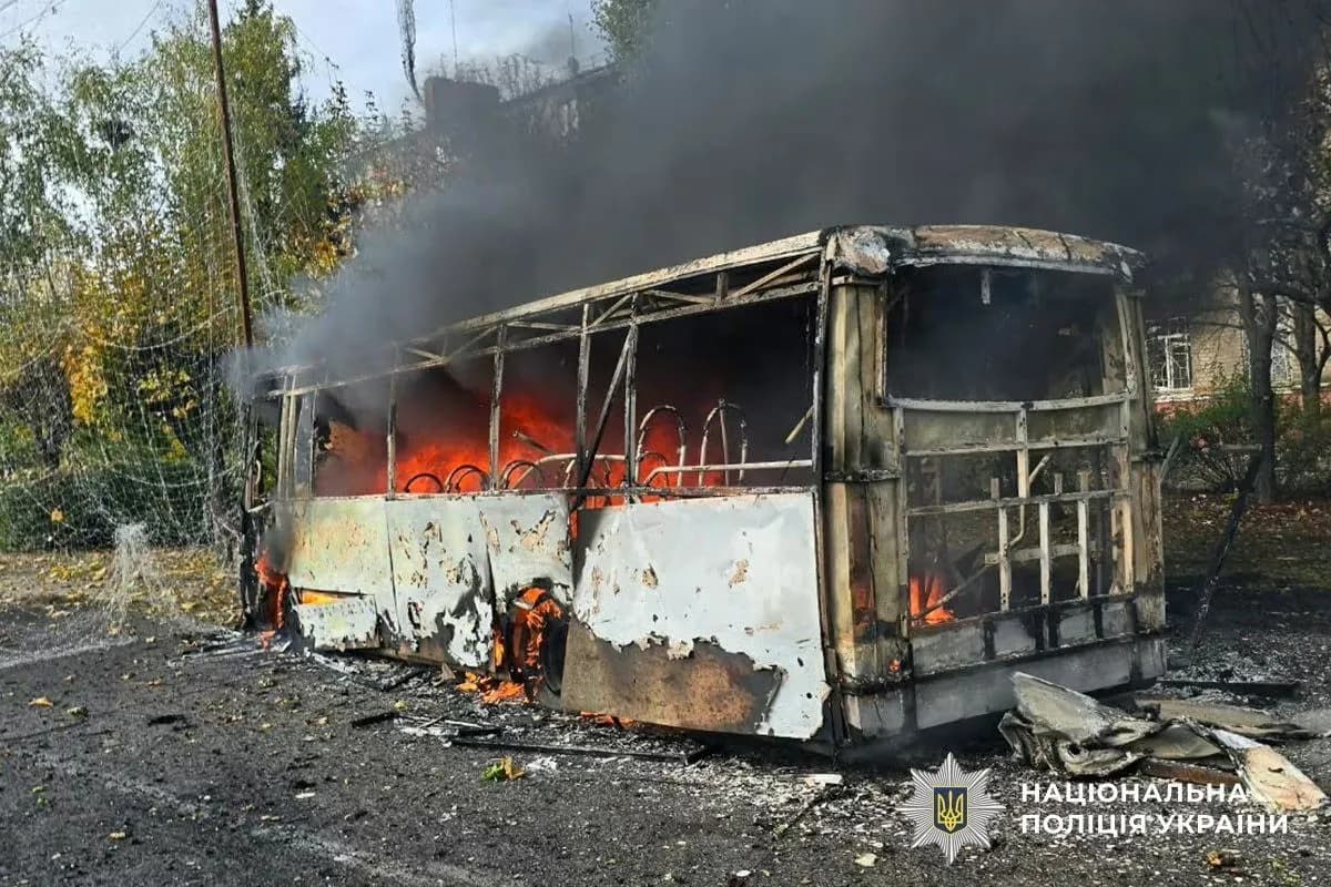 Ukraine tố Nga đánh bom hai xe buýt khiến 30 người chết