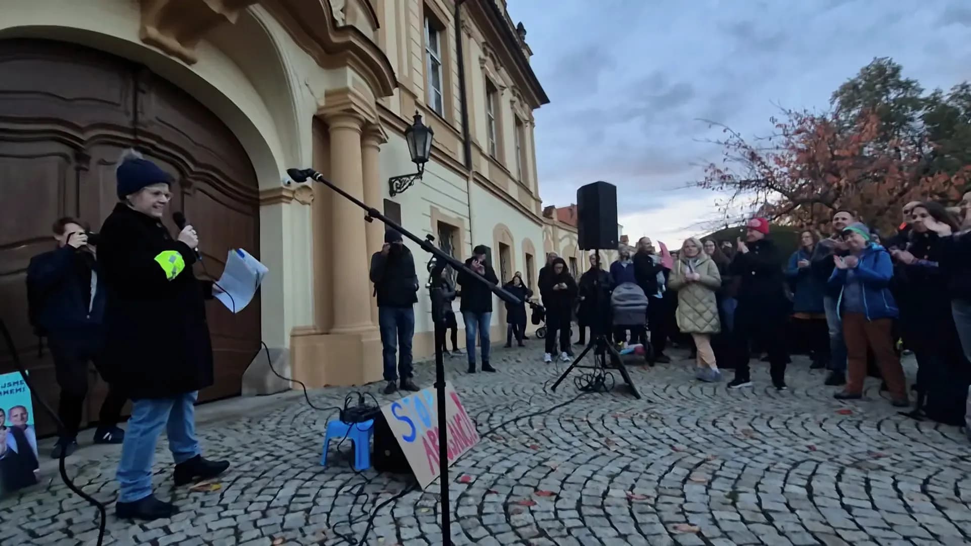 Người dân Praha 8 xuống đường phản đối việc gạt liên danh thắng cử khỏi đàm phán liên minh