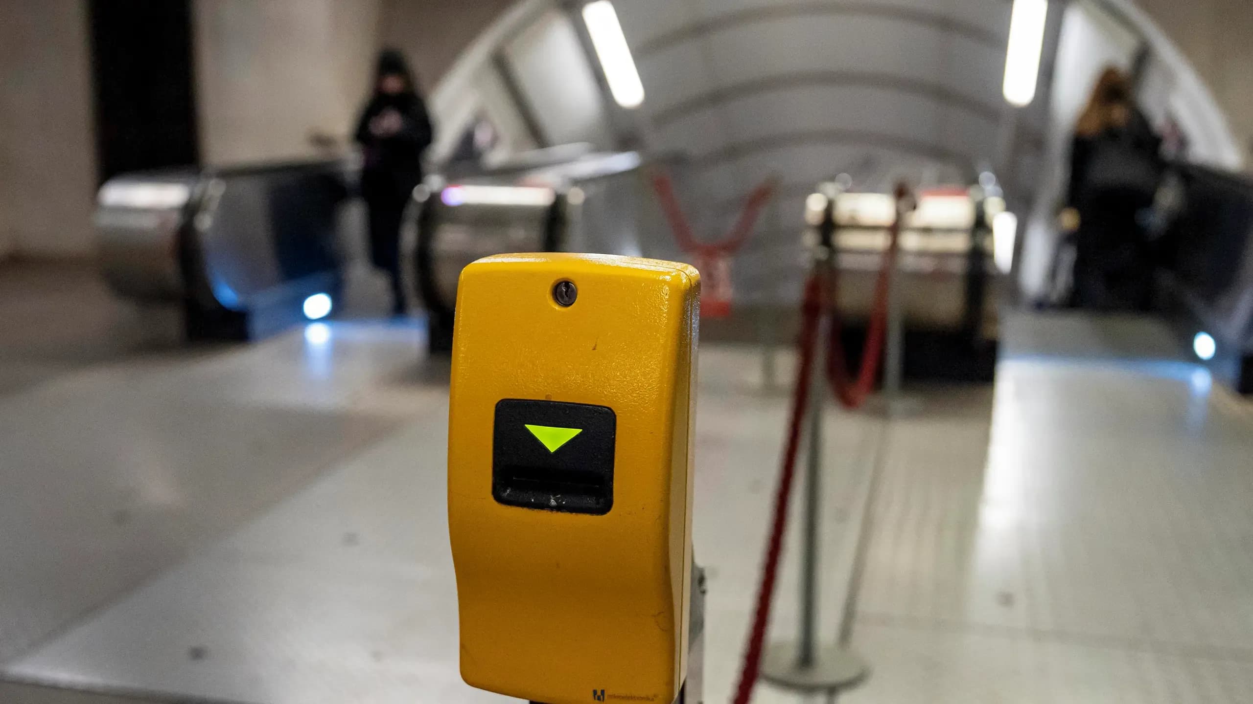 Người đàn ông tử vong sau khi rơi xuống đường ray tuyến metro C
