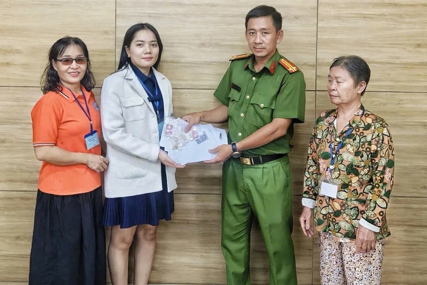 Nhặt ve chai phát hiện túi vàng, bà cụ ở TPHCM nhờ công an trả người mất