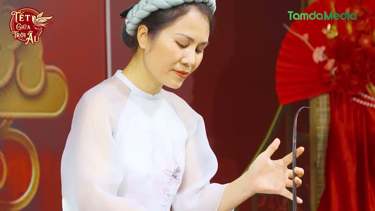 TẾT GIỮA TRỜI ÂU 2025 | Hello Việt Nam - Nghệ sĩ Huyền Ly | Độc tấu đàn Bầu
