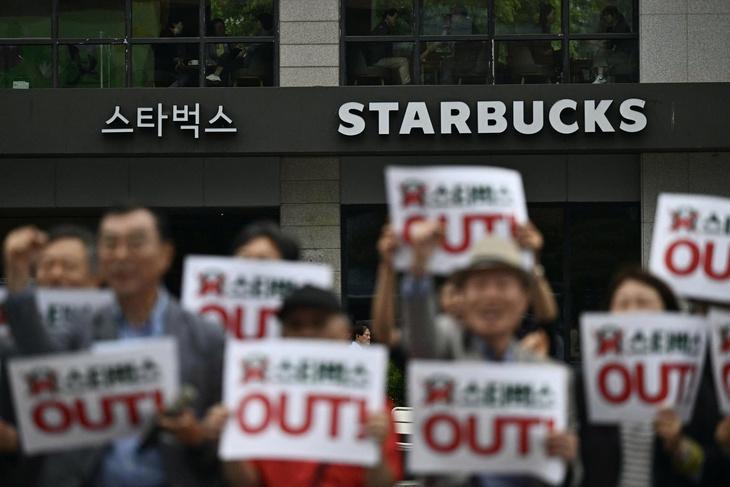 Cảnh sát khám xét trụ sở Starbucks Hàn Quốc vì quảng cáo 'Tank Day'