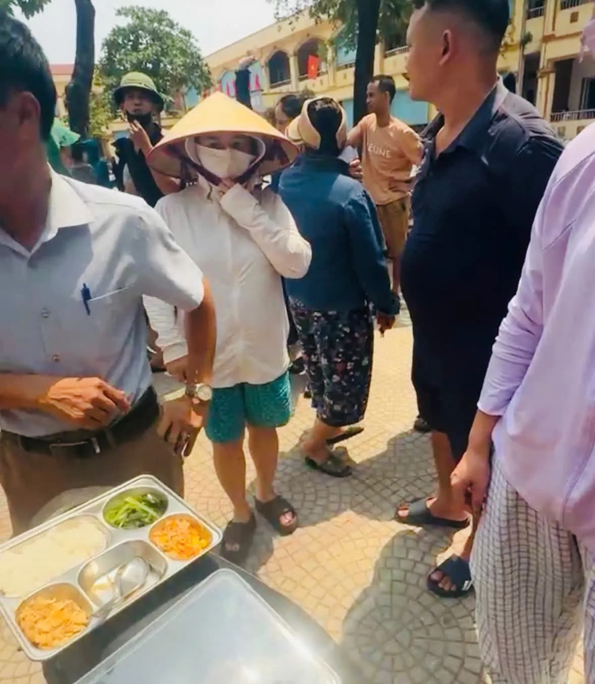 Phụ huynh bức xúc vì 2 ngày liên tiếp học sinh phải chờ cơm bán trú đến gần 13h