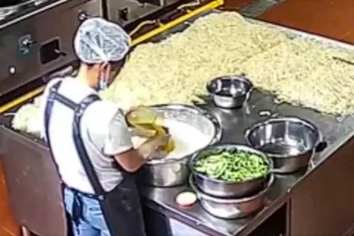 Trường mầm non Trung Quốc pha sơn vào đồ ăn cho 'bắt mắt', hơn 200 em nhỏ nhiễm độc chì
