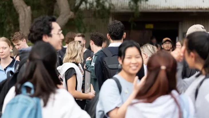 Úc tính cấm sinh viên quốc tế đưa bạn đời và con cái sang cùng trong thời gian du học