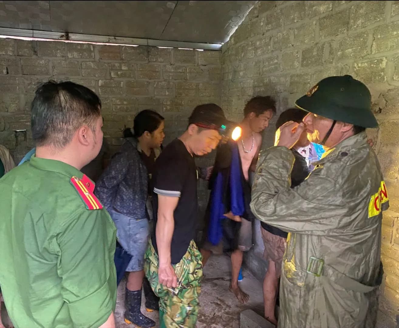 Giải cứu thành công 3 người mắc kẹt trong hang đá ở Phú Thọ