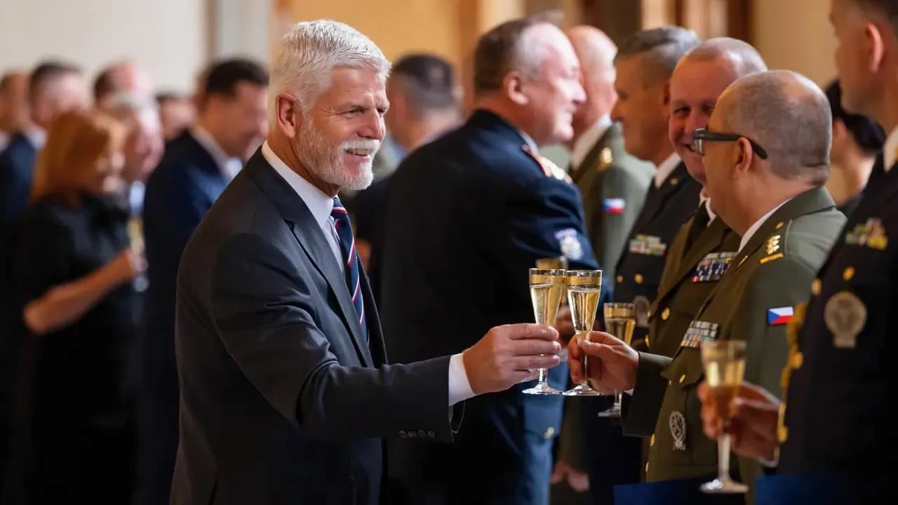 Tổng thống Petr Pavel trao quân hàm mới cho 16 sĩ quan cấp cao, Tổng tham mưu trưởng được phong Đại tướng