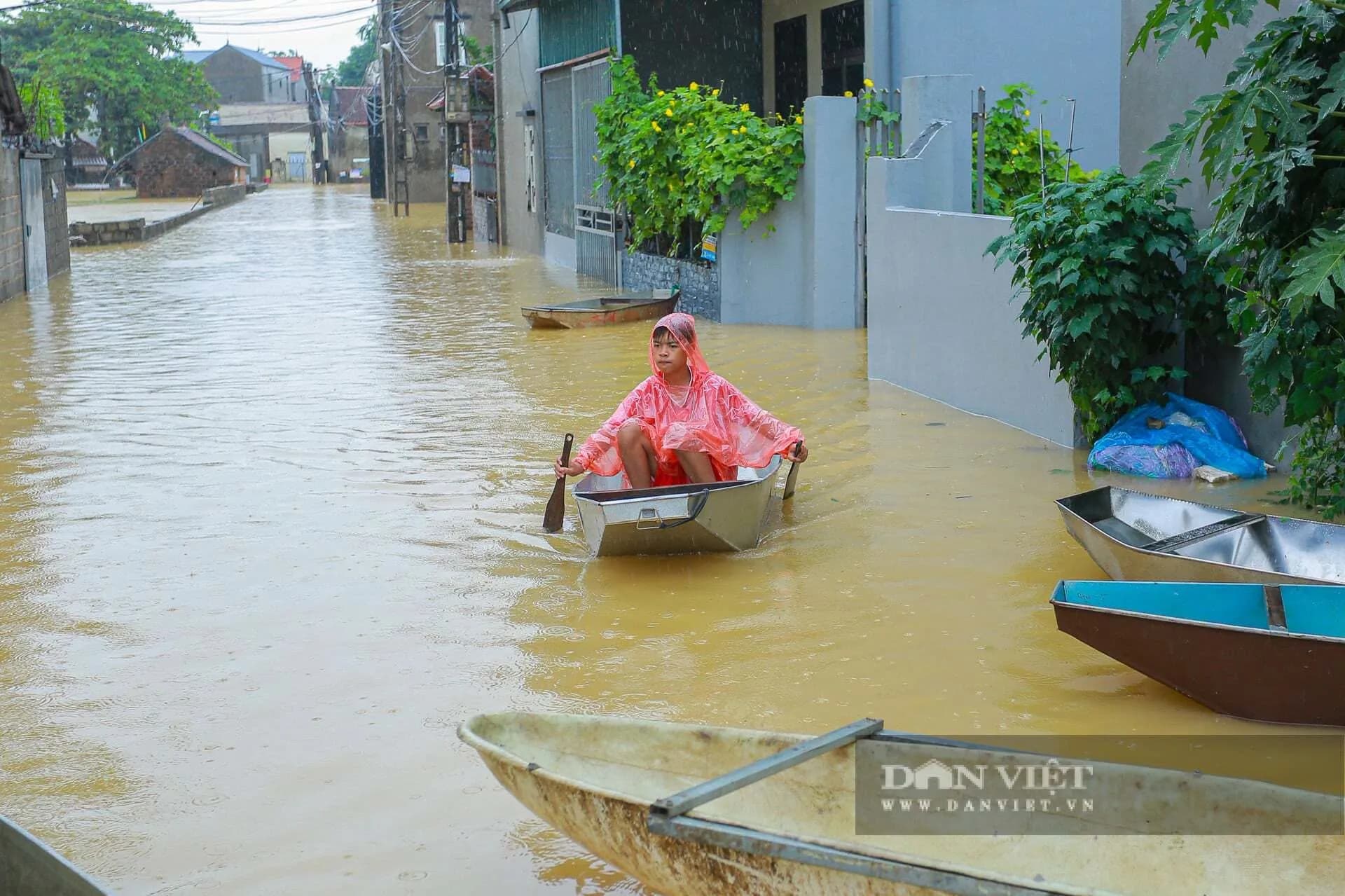 Nước sông Bùi dâng cao, người dân xã ngoại thành Hà Nội phải dùng thuyền di chuyển trên... đường