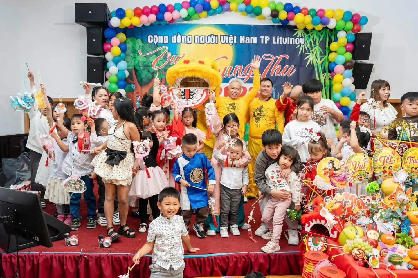 Tết Trung thu 2026 tại Litvínov: 60 thiếu nhi người Việt và trẻ em sở tại cùng vui hội trăng rằm