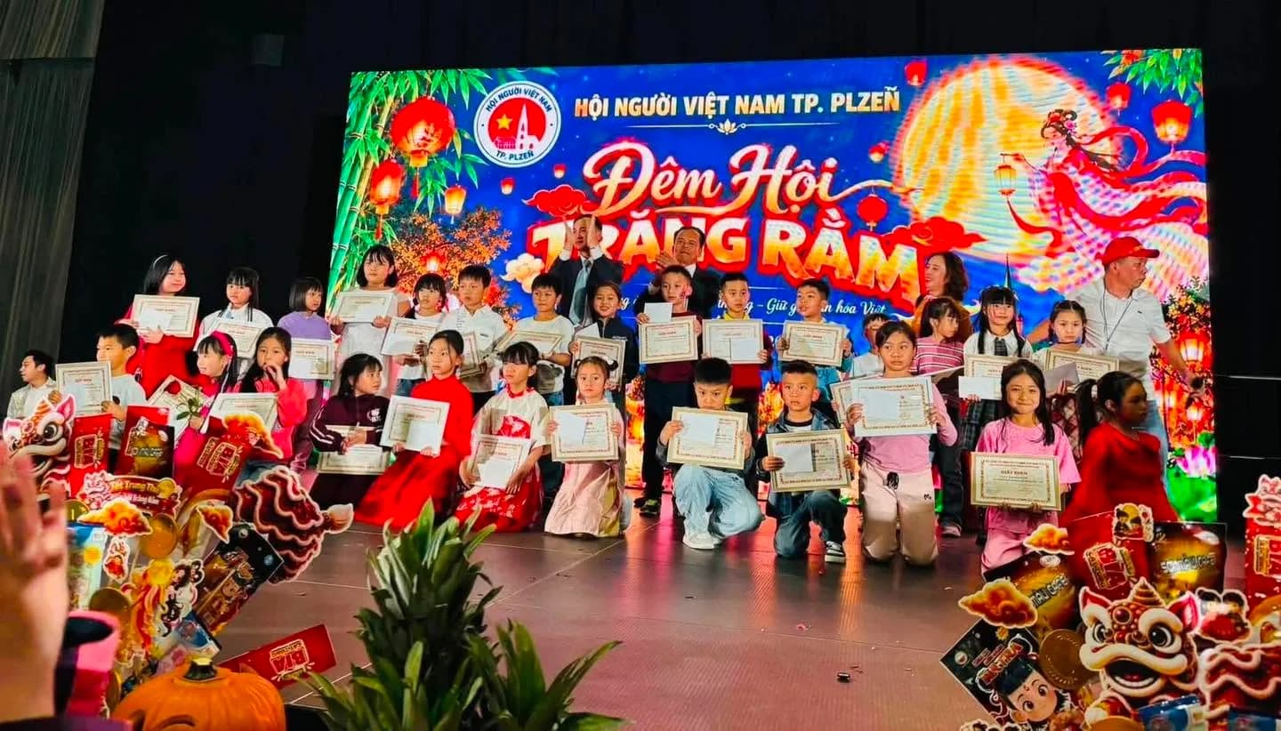 Tết Trung thu 2026 tại Plzeň thu hút hơn 1.000 người tham dự, 120 thiếu nhi được tuyên dương