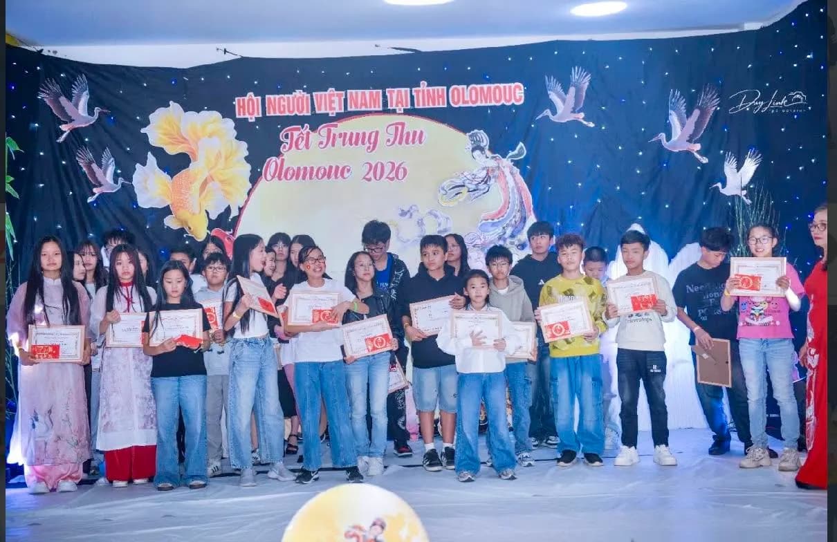 Tết Trung thu 2026 tại Olomouc: Ấm áp tình cộng đồng, 88 thiếu nhi được trao giấy khen