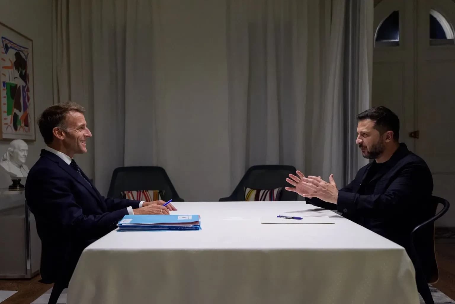 Ông Zelensky gặp ông Macron, thảo luận tăng cường phòng không và hỗ trợ Ukraine mùa đông