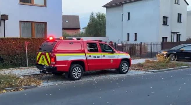 Tài xế xe tải tử vong sau khi đâm vào nhà dân ở Praha