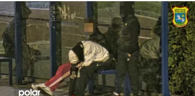 Séc: Hai thanh niên trộm ví của người đàn ông ngủ quên tại trạm xe buýt ở Ostrava-Zábřeh