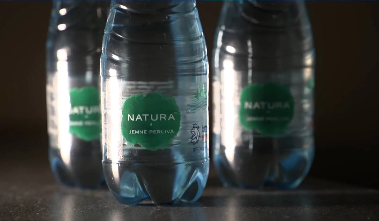 Bé trai 7 tuổi ở Slovakia nhập viện sau khi uống loại nước Natura jemně perlivá bị cơ quan y tế cảnh báo