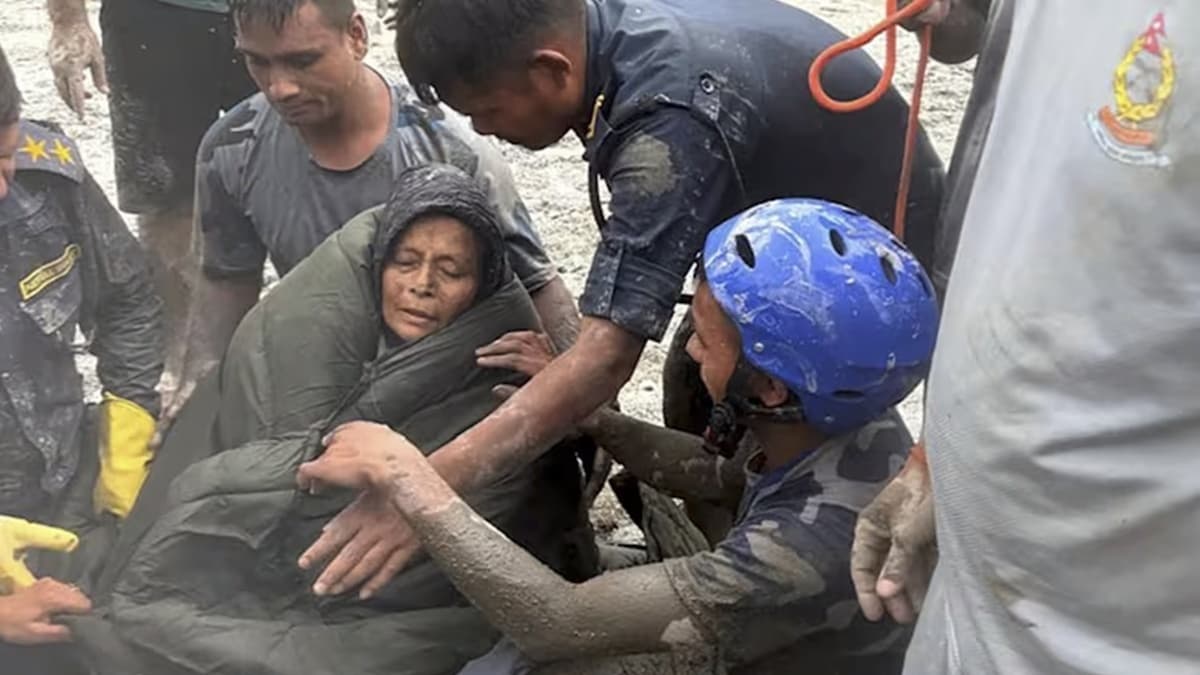 Người phụ nữ sống sót sau 10 ngày bị vùi lấp do lũ quét Nepal