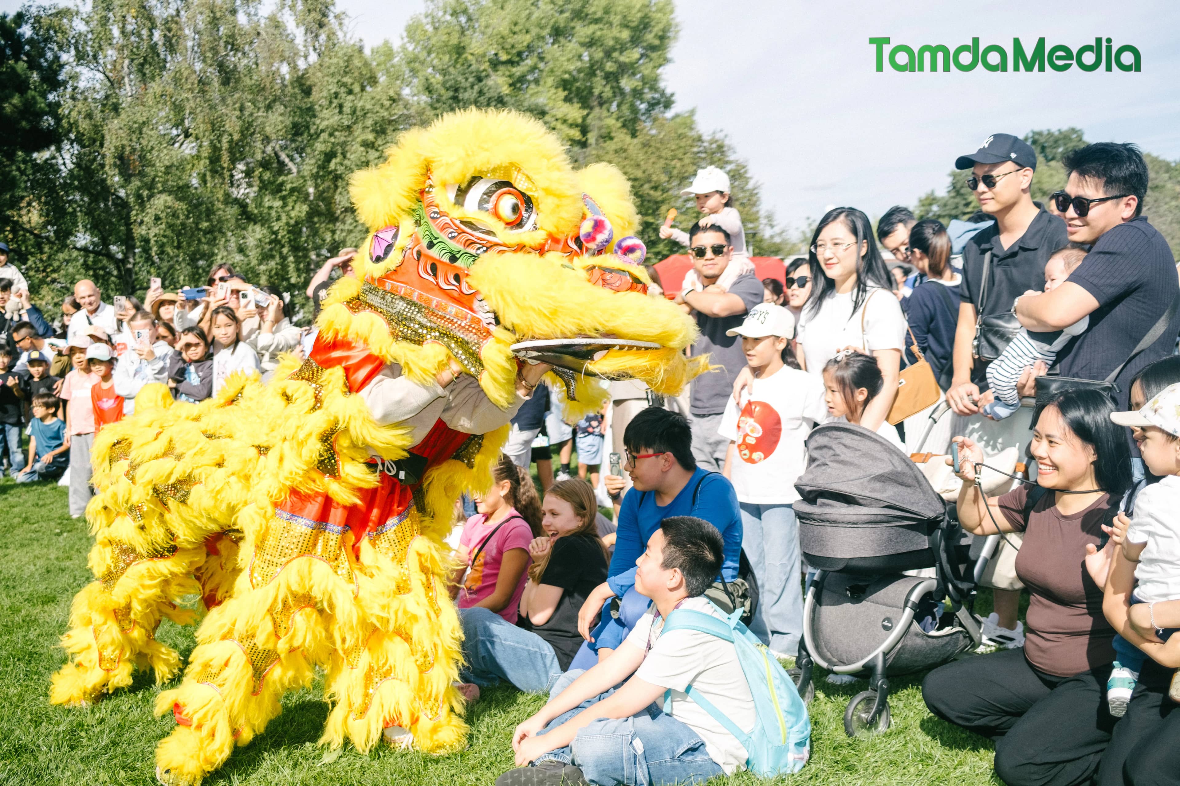 Nhóm Làm Cha Mẹ CZ mang Tết Trung thu đến trẻ em người Việt tại Praha