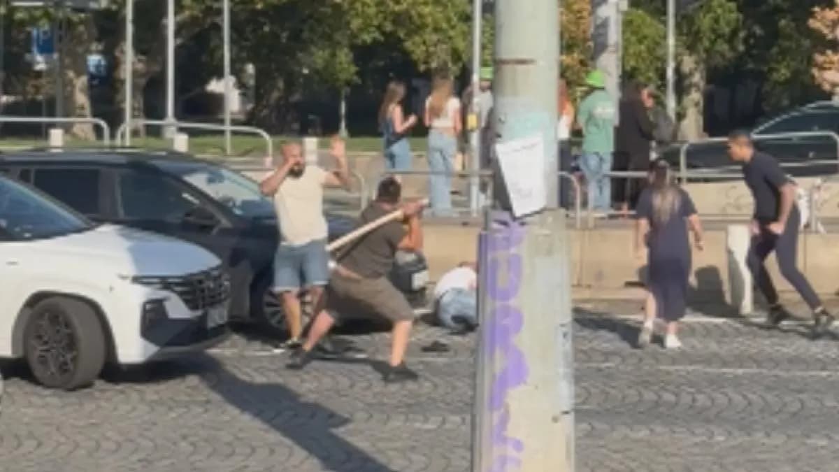 Hai tài xế đánh nhau trên cầu Hlávkův ở Praha, dùng cả cán cuốc và tay đấm