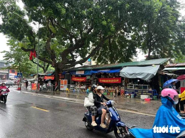 Đóng cửa chợ Kim Liên nhưng không bố trí chợ tạm, hơn 200 tiểu thương hoang mang, phường nói gì?
