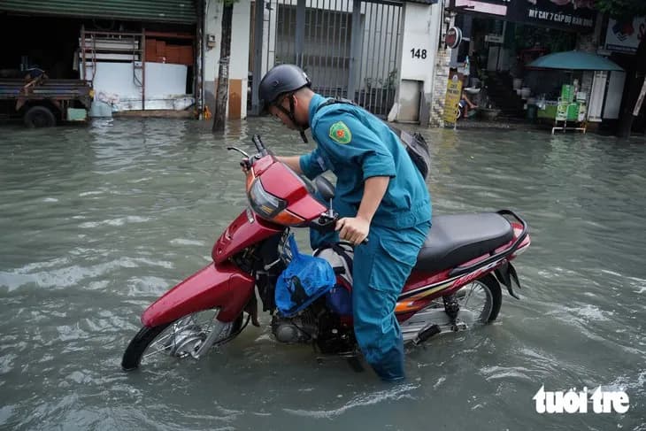 Mưa cả đêm, sáng nay đường Nguyễn Văn Khối, TP.HCM nước ngập mênh mông