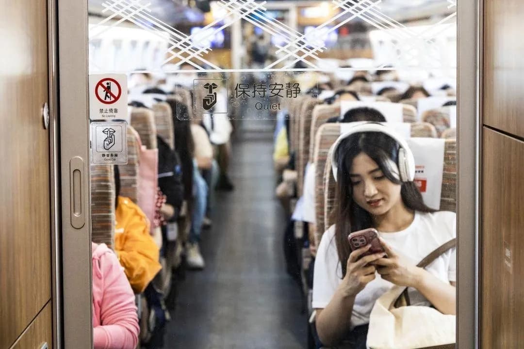 Khách Trung Quốc gây bức xúc vì gọi loa ngoài hơn một tiếng trên tàu