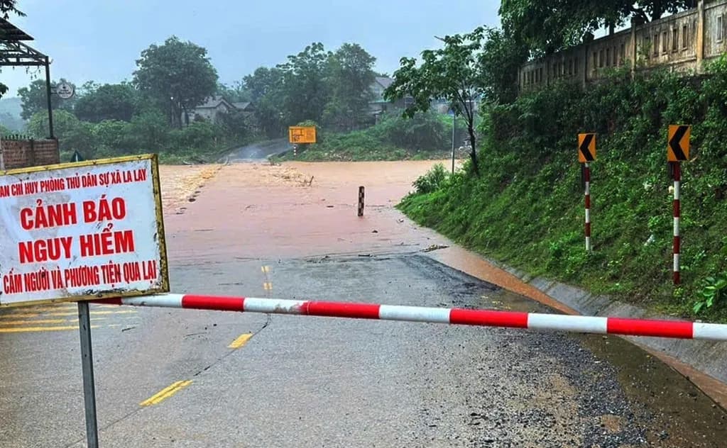 Áp thấp nhiệt đới đổ bộ Quảng Trị, mưa lũ tiếp tục diễn biến phức tạp