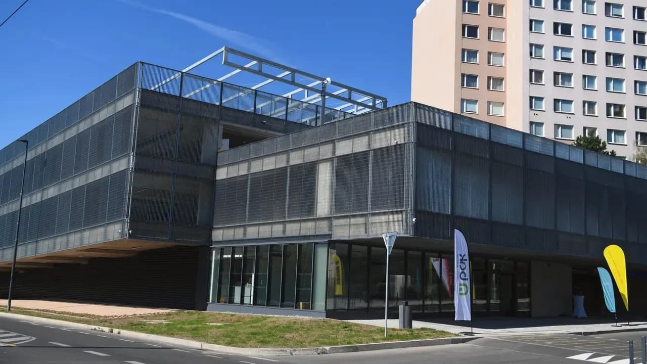 Chênh lệch tới hàng triệu korun: Một chỗ đỗ xe ở Praha đắt hơn gấp 2-3 lần ở Brno, thậm chí hơn gấp 5 lần ở České Budějovice